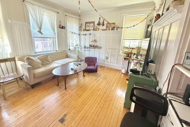 Living Room - AVAIL 9/1! Spacious & Sunny Apartment Next to Harvard Ave Station, Heat & Hot Water, NO FEE!!