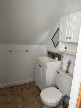 1/2 bath in bedroom - Bedroom/ Private 1/2 Bathroom with shared shower. !0 minutes to UM House