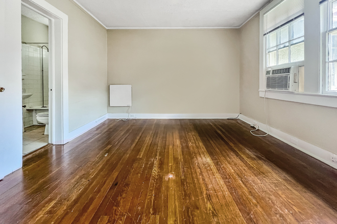 Living area - 1710 S Carrollton -J Apartments