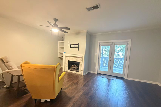 Living room - Weatherstone Townhome, 3floor, 3bed 3.5bath, near campus