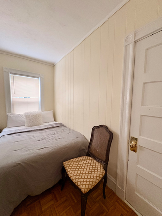 Bed and closet - Sunny Summer Sublet Near Tufts & Harvard