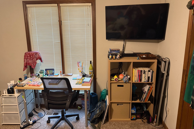bedroom - 1br in LGBT+-friendly grad student duplex close to Centennial/Main (Brent Rd)