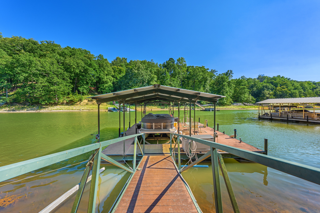 dock with lift - Furnished Lake Hartwell Retreat with Private Dock