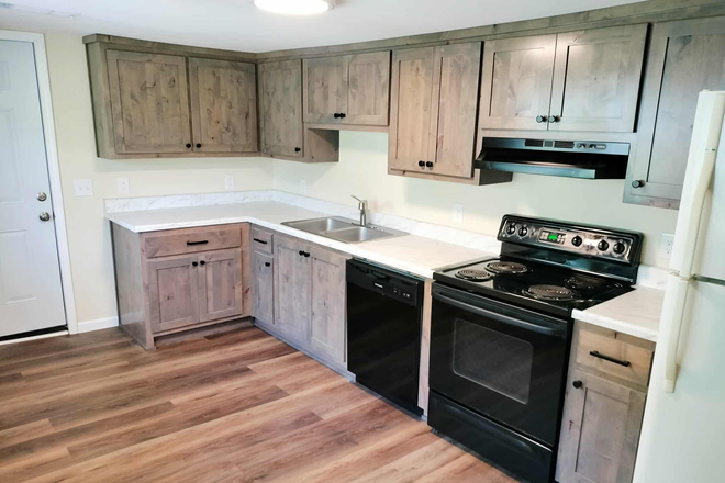 Newly renovated kitchen with dishwasher - Female Roommate Needed - 3 Bedroom Farmhouse