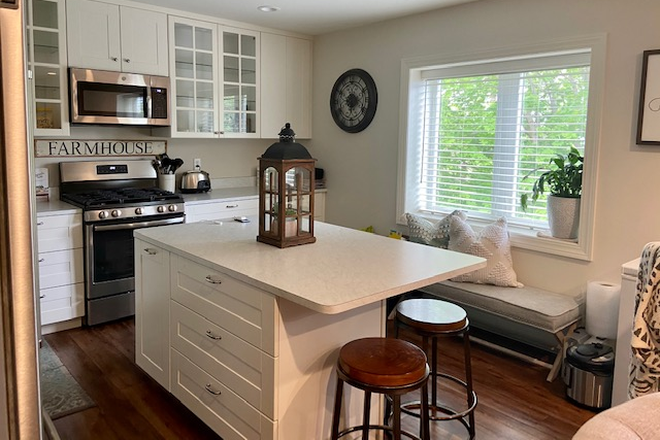 Kitchen with island for dining - Immacualte, sunny, top of the line lofts