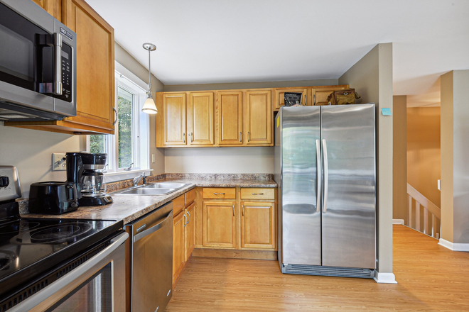 KITCHEN 2 - 4 BEDROOM COZY TOWNHOUSE