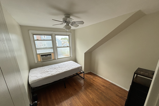 Single Room - 5 Bedroom 2 Bath House for Rent 8 minute walk from Hofstra