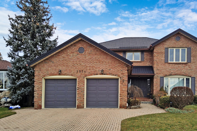 Front of home - Great home for group of student friends