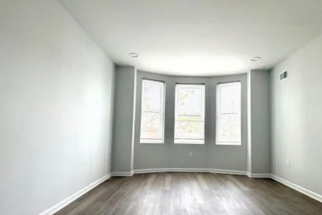 Bedroom 1 - Great Townhouse with furnished large basement
