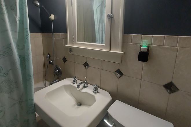 - Short & Long Term Furnished Dundee King Suite Room or Queen Bed Room Rental, All Utilities Paid