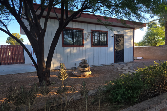 Beautiful Private Casita nestled in mature trees in spacious residential property - Private and Secure Casita all utilities included