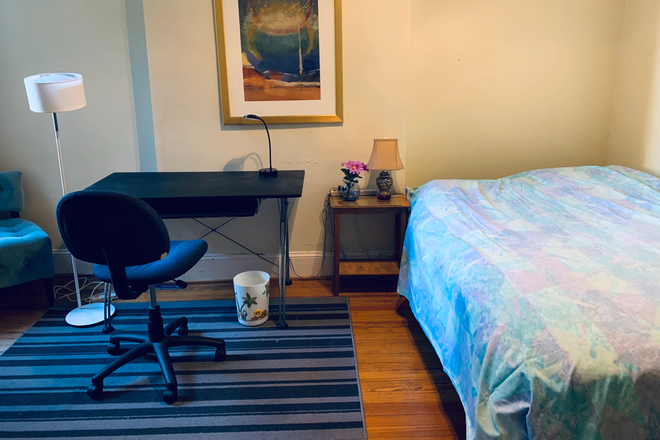 bedroom - A one-bedroom in a shared house located near campus