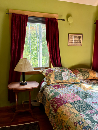 Windows on both sides of bed - Efficiency w kitchenette, in beautiful farmhouse close to Amherst