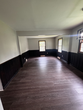 Sunroom - 4 Bed House Available for Rent