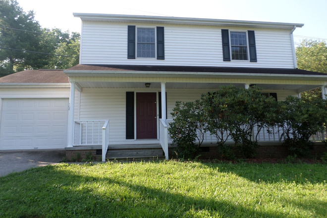- 3 Bedroom 2.5 Bath House with 1 Car Garage