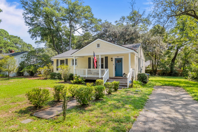 Quiet street and kind neighbors. Off street parking, large back yard - Fully furnished 3b/2 ba in desirable Riverland Terrace on James Island. Quiet street, easy commute.
