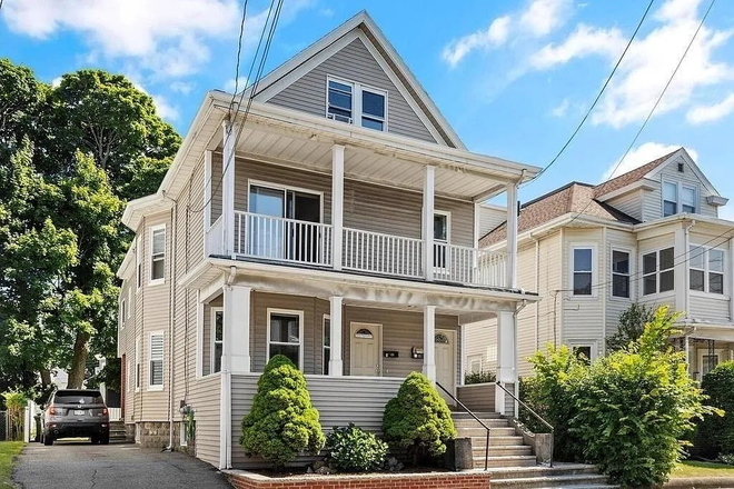 . - Three bed apartment on the first floor avialble now to September!