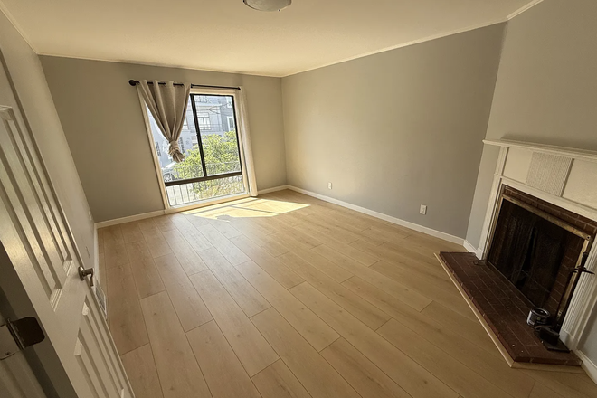 Shared Livingroom - Large Private Bedroom for Rent in Shared House