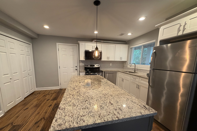 Open concept family room - Modern Decatur 2 BR / 1 BA | 1 Mile to Emory | Huge Patio Triplex