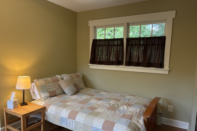 Queen Sized Futon - Peaceful Studio Apartment near Oakhurst