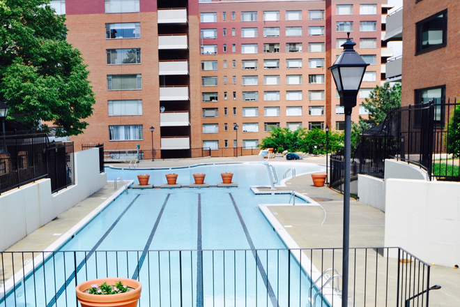 Community Pool - Close to ROSSLYN METRO LOCATION Spacious Studio Apartment 383 SF, GU, GWU