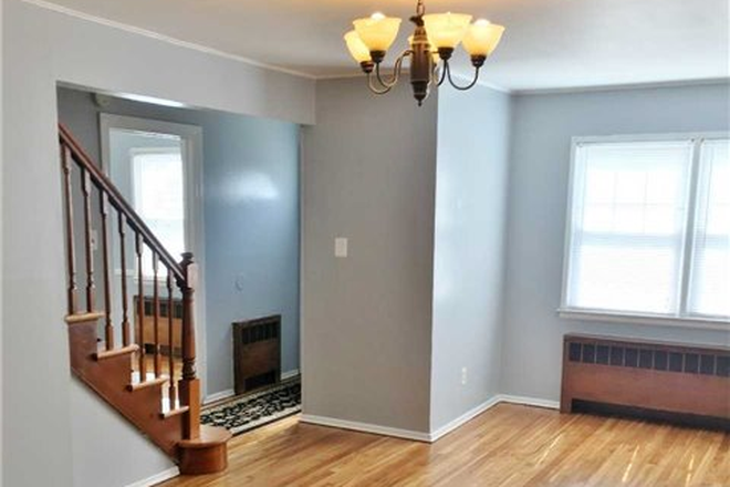 Living Room - Hofstra Is Right Across the Street!