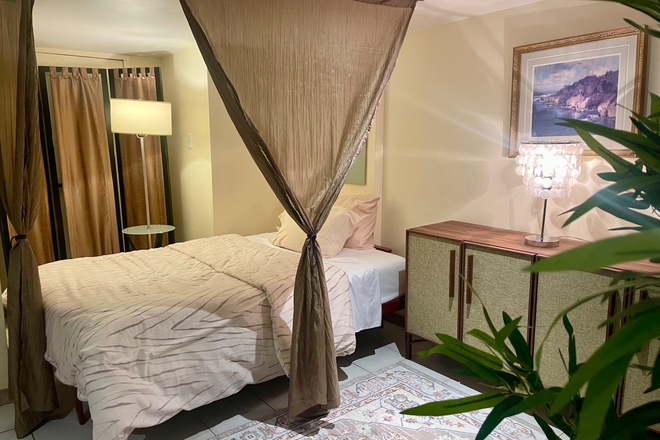 Double Bed-TempurPedic Matrress - Clean, Spacious, Furnished Suite- Shared Entrance
