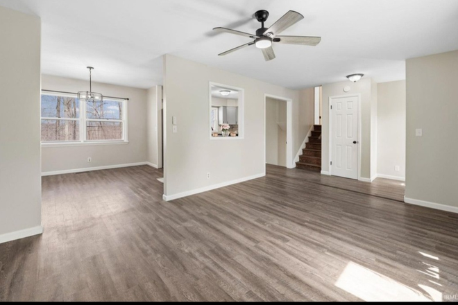 Living room - Foxwood Fawn House- 15 minutes from Purdue