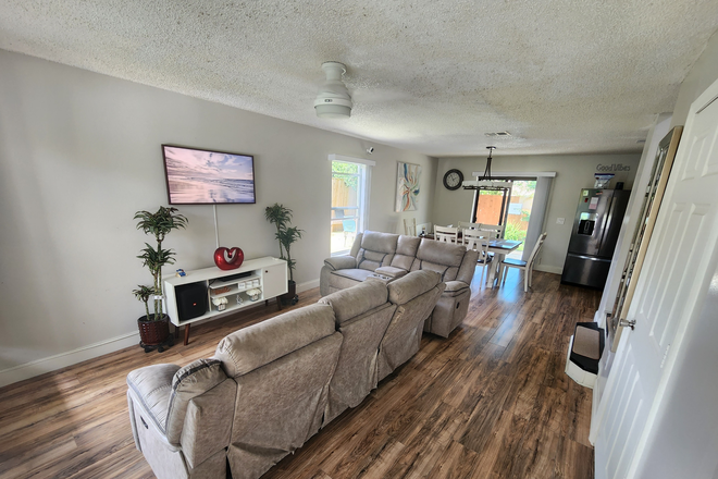 Living room - 1 Bedroom with parking nearby UCF