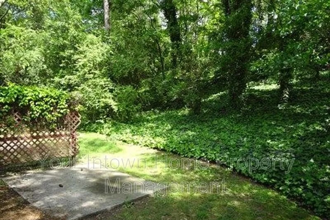 Backyard garden area perfect for studying! - Charming 2 Bed 1 Bath 10 mins from Emory University