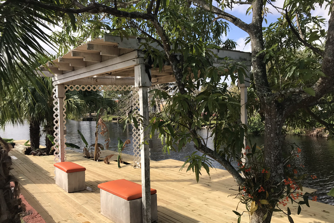 waterfront deck & garden - MODERN & NEW- PRIVATE- NOT SHARED 1BdRm APT COTTAGE / 1Bth UNIT -you can walk to FIU MMC