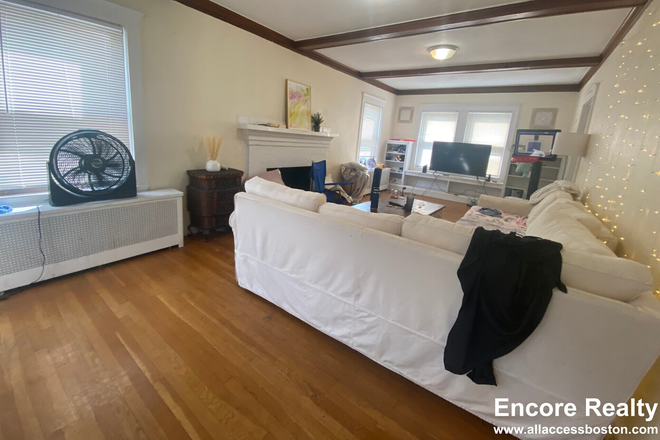 living-room - Enjoy a single-family home- 5 bed/ 2.5 bath. PRIME LOCATION ON GERALD!