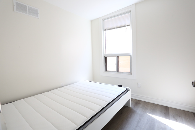 Bedroom 3 - Prime Unit, 5 Bedroom, 5 minute walk to UofT, Available starting August 1st. Won't last Long!