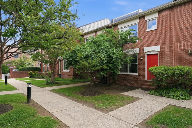 Front Entrance - Room for Rent Close to Campus