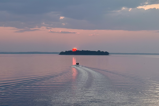 Best Sunset & Burton Island View - Inviting Lakefront Home - Modern, Clean, Comfortable