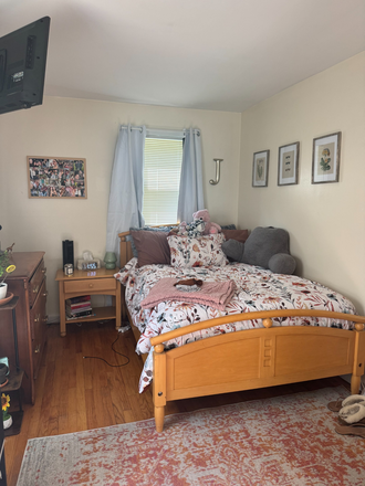 Bedroom (available) - South Pleasant Street Apartment