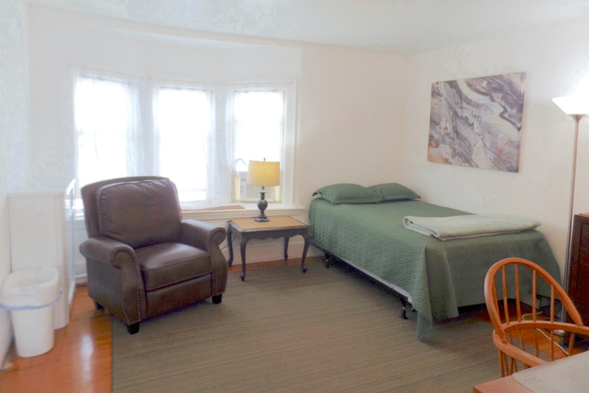 Room 9 - Spring - Large Furnished Room w/All Included