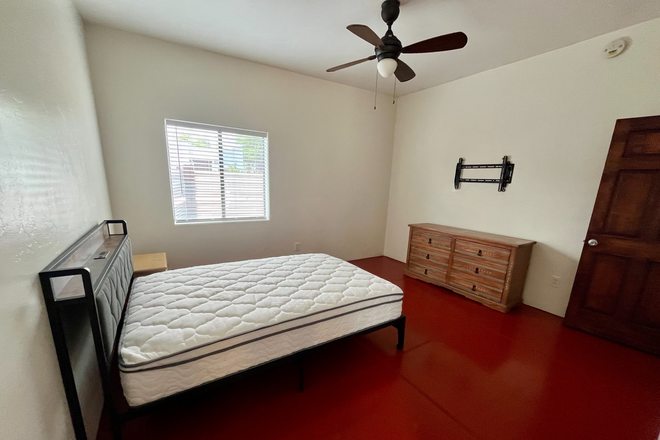 primary bedroom - charming home in gated community close to campus