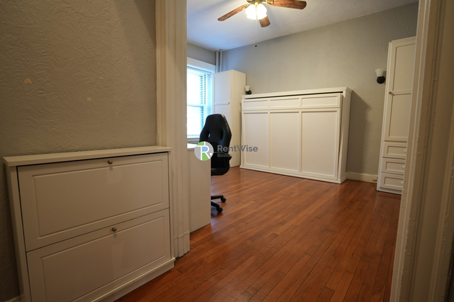 1 - AVAIL NOW-Furnished Comm Ave Studio, Heat included. NO FEE