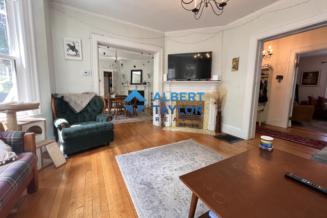 Living Area - Luxury 4 Bed 3.5 Bath in Brookline!!