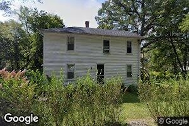 Front of house - single bedroom in a 2 bedroom unit in 4 bedroom house. Large back yard