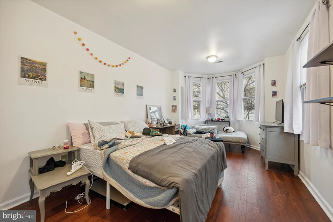 . - 1 BLOCK FROM CAMPUS! Updated house w/ an outdoor patio, big bedrooms, laundry, eat-in kitchen