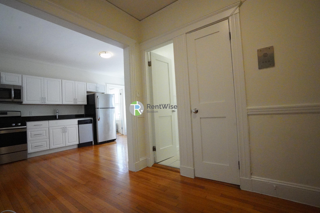 1 - JUNE 2026-Sweet Comm Ave 1 bed. Cleveland Circle. H/HW inc.NO FEE Apartments