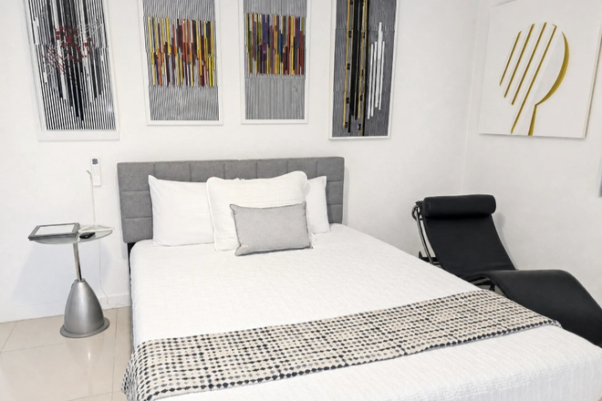 - Private Suite w/private entrance near Medical District