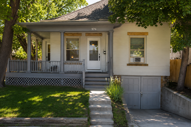 Front - The 1364 Square Feet single family home is a 3 beds, 1 bath property.