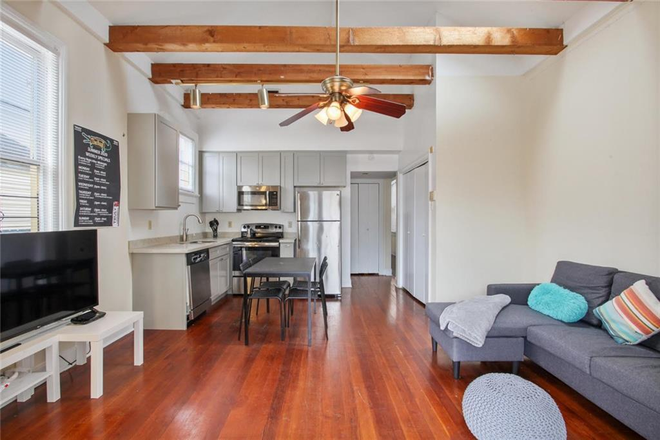 Kitchen - 3 Bedroom Cottage Close to Campus and Fun Apartments