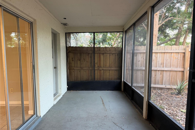 Lanai - 4BD 1.5 Bath townhome - Assigned Parking - Lake Forest Neighbourhood - recent renovation