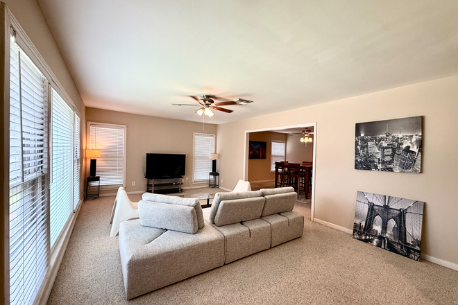 Living Room - Sheridan St. 5 minutes Walking or Biking Distance to RICE University Campus