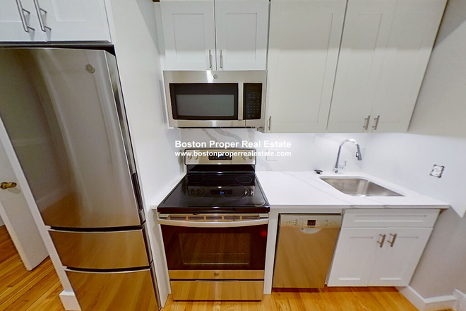 a - Renovated, 3 bedrooms, NO FEE