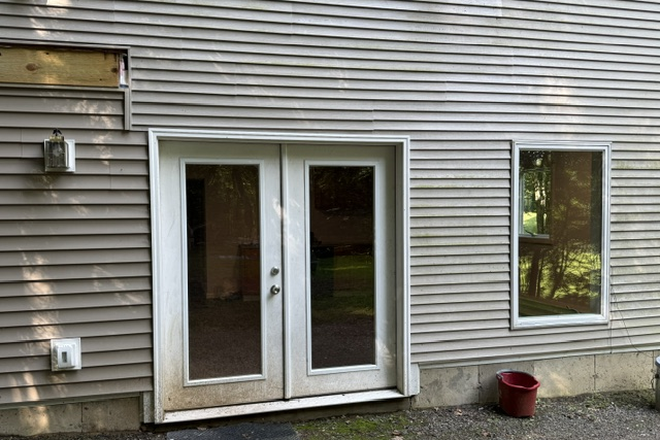 Entrance - 1 BR apartment with private yard space, fully furnished, utilities included, 3 miles from UCONN